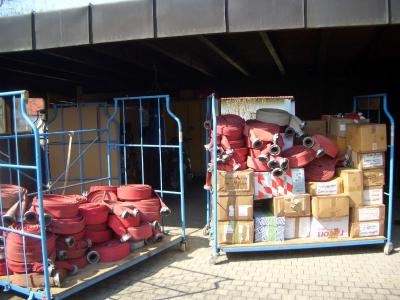 Beladung eines Hilfscontainers in 89297 Roggenburg (2006) Beladung eines Hilfscontainers in 89297 Roggenburg (2006)